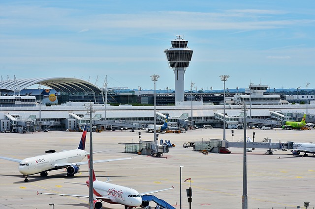 Flug durch die CTR München mit Midfield-Crossing des Franz-Josef-Strauss Flughafens